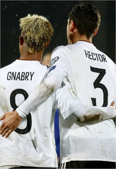 산마리노전에서5골을합작한세르쥬나브리(왼쪽)와요나스헥토르.(사진=독일축구협회트위터)