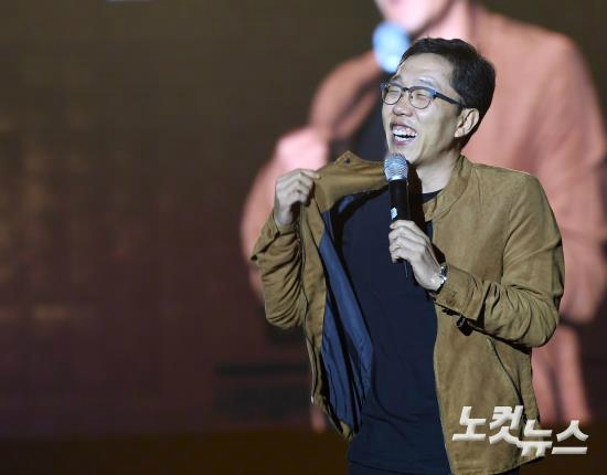방송인김제동이12일오후'2016민중총궐기'와'3차범국민행동촛불집회'를앞두고"누구도다치지말아야한다"는글을남겼다.(사진=자료사진)