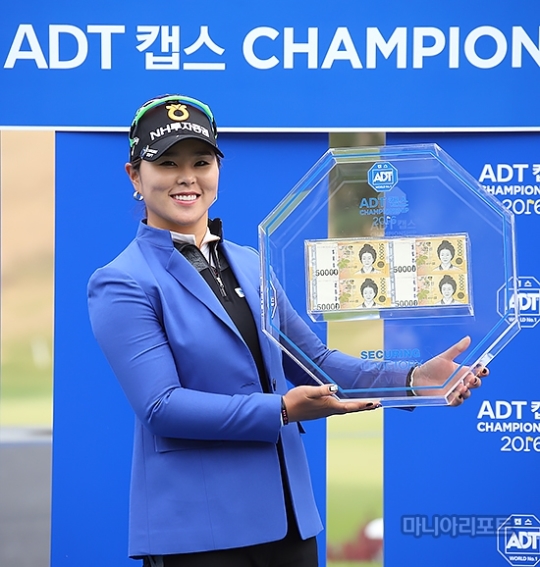 조윤지(25.NH투자증권)가오늘하루4언더파11언더파205타(69-68-68)로시즌첫승을들어올리며통산3승을이뤘다.이천=박태성기자