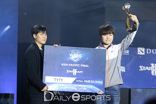 WESG 아시아 태평양 예선 스타2 종목 1위를 차지한 전태양(오른쪽).