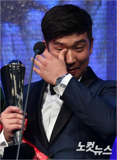 14일오후서울서초구양재동The-K호텔컨벤션센터에서열린'2016타이어뱅크KBO시상식'에넥센신재영이KBO신인상을수상하고눈물을흘리고있다(사진=CBS노컷뉴스이한형기자)
