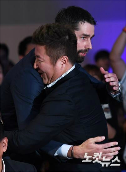 14일오후서울서초구양재동The-K호텔컨벤션센터에서열린'2016타이어뱅크KBO시상식에서MVP를수상한두산니퍼트가삼성최형우와포옹을하고있다(사진=CBS노컷뉴스이한형기자)