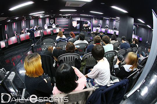 VSL 스튜디오를 찾은 스타크래프트2 팬들.