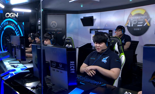 A조 2위로 8강에 오른 아프리카 프릭스 블루.(사진=OGN 중계 캡처)