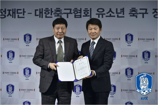 최만희대한축구협회대외협력기획단장(왼쪽)은정몽규대한축구협회장(오른쪽)이구단주를맡은K리그챌린지부산아이파크의신임대표이사로선임됐다.(사진=대한축구협회제공)