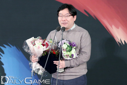 'HIT'로 2016 대한민국 게임대상에서 대상을 수상한 넷게임즈 박용현 대표.