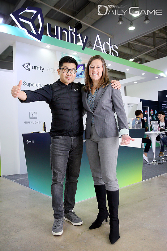유니티 애즈 함영호 이사(좌), 줄리 슈메이커 부사장(우)