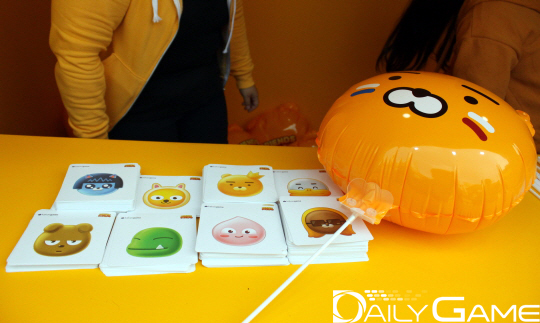 카카오게임즈의 '프렌즈팝콘' 야외 부스에서는 게임 설치 시 게임 쿠폰과 라이언 풍선을 증정한다