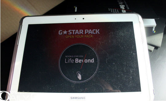 스탬프를 모아 야외부스로 찾아가면 랜덤한 상품을 증정하는 지스타팩을 오픈할 수 있다