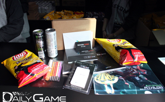 넥슨 기프트 박스 증정 상품 목록, 이 중 보조배터리와 달력, 다이어리는 기본 증정 상품이다