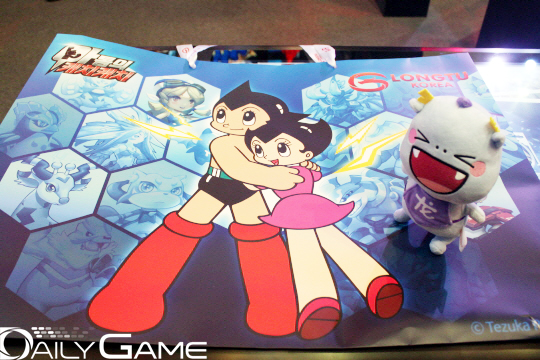 룽투게임즈 실내 부스에서는 게임 체험 시 게임 쿠폰과 커다란 쇼핑백, 인형을 증정한다