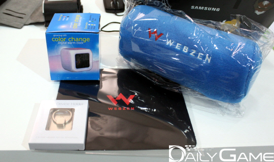 웹젠 부스에 방문해 게임 시연 시 획득 가능한 상품들