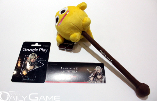 넷마블 부스 제공 상품들. 단순해 보이지만 가장 인기가 많은 캐릭터 안마봉, 게임 캐시, 구글 플레이 캐시의 콤비네이션이다