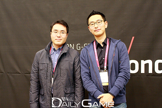 넥슨 송호준 사업팀장(왼쪽)과 불리언게임즈 반승철 대표.