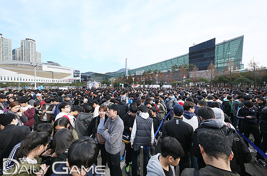 지스타 2016 관람을 위해 부산 벡스코에 몰린 수많은 인파.