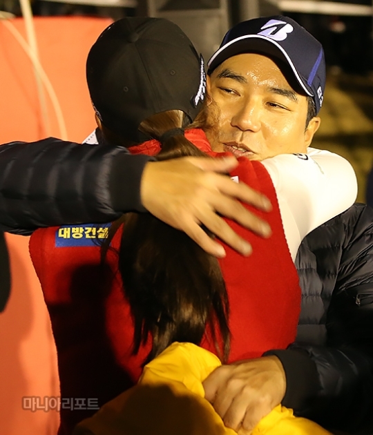 홍진주가지난6일팬텀클래식우승을확정한직후남편박준성씨와포옹하고있다.마니아리포트자료사진.