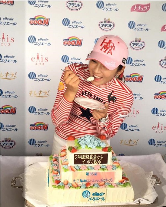 이보미가2년연속상금왕축하케이크를먹고있다.사진=이보미인스타그램