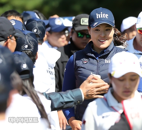 전인지가10월하이트진로챔피언십에서엄청난인파의갤러리에게응원을받고있다.마니아리포트자료사진.