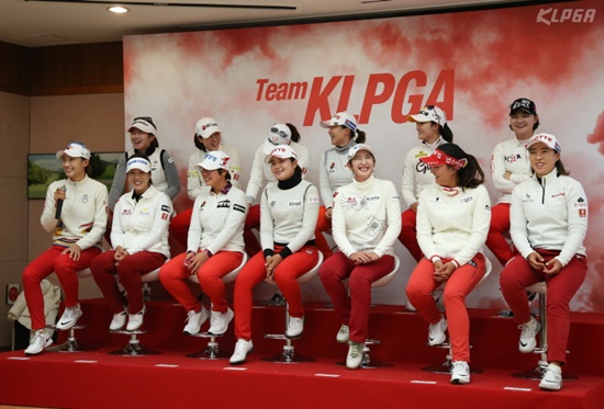 '역전은 없다' KLPGA팀, 박인비 인비테이셔널 2R 7-5 리드 이어가