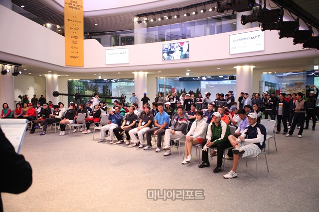 2016KB국민카드GLT/LGLT시즌211월메이저대회에앞서선수들이대회관련공지사항을듣고있는모습.