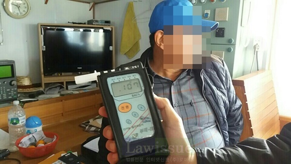 선장상대 음주측정 결과를 보이고 있다.(사진제공=부산해경안전서)
