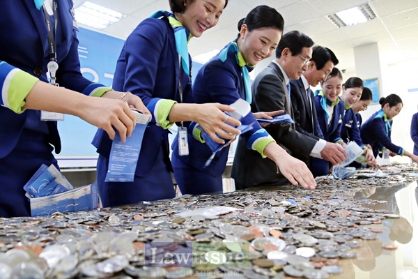 캐빈승무원등이 동전을 담고 있다.