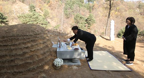 '최고의 사랑' 윤정수, 김숙과 어머니 산소 찾아가 오열