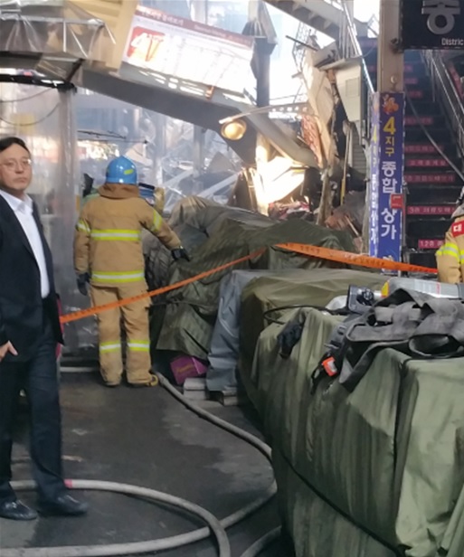 서문시장 화재 현장을 둘러보는 모습