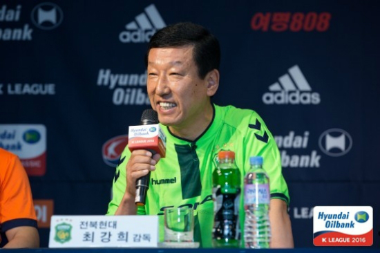 전북현대의사령탑최강희감독이AFC올해의감독상을수상했다.(사진=한국프로축구연맹제공)