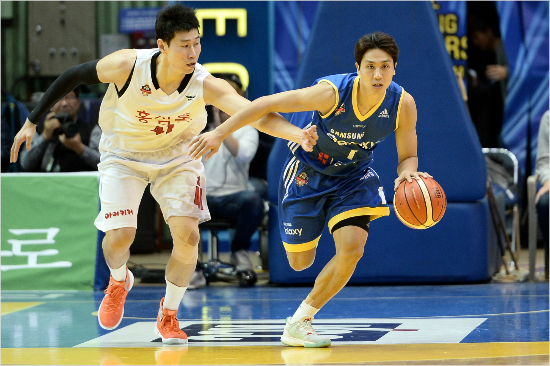 프로농구서울삼성김태술(사진오른쪽)과KGC인삼공사의오세근(사진제공=KBL)
