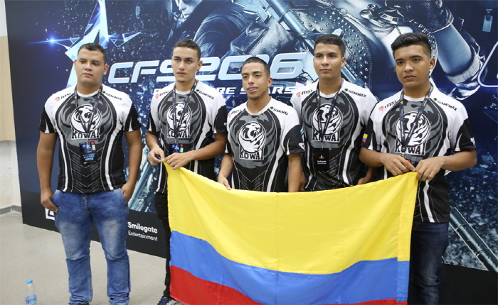 코와이 선수들이 승리한 뒤 국기를 꺼내들고 있다(사진=트위치 생중계 화면 캡처).