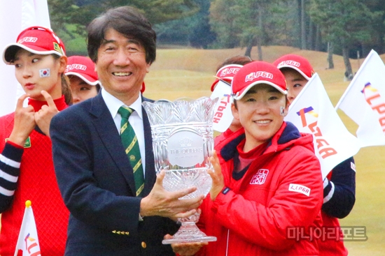더퀸즈우승컵을받고있는KLPGA팀주장신지애.나고야(일본)=정미예기자