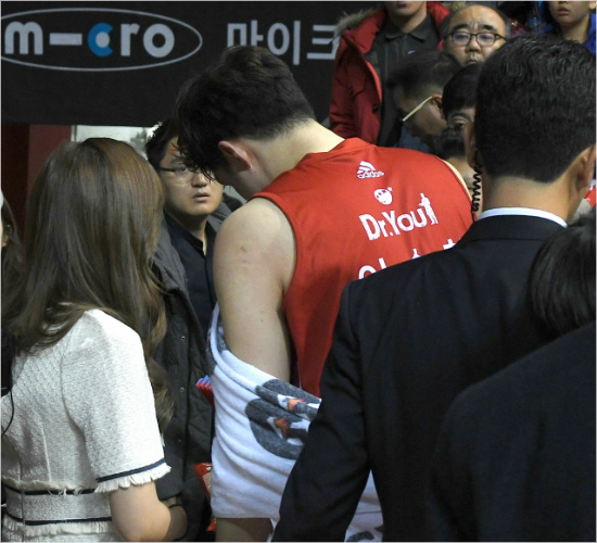 '두목호랑이괜찮아?'오리온이승현이4일삼성과홈경기에서승리하면서터진폭죽내용물에맞아부상을입고쓰러진뒤일어나라커룸으로들어가는모습.(고양=KBL)