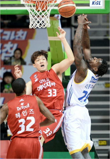 '토종장사vs외인괴물'오리온이승현(33번)이4일삼성과홈경기에서리카르도라틀리프와리바운드를다투는모습.(고양=KBL)