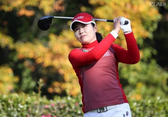 장수연이결승전2번홀에서티샷하고있다.사진=KLPGA제공