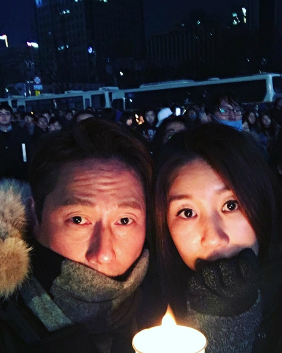 가수윤종신은배우자전미라씨와함께촛불집회인증샷을올렸다.(사진=윤종신인스타그램캡처)