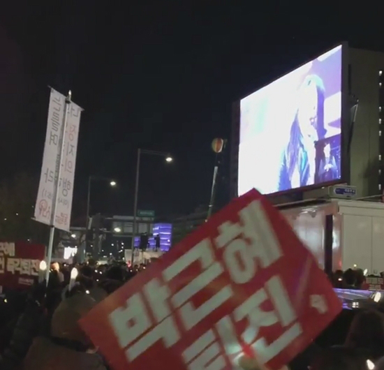 배우문정희는가수한영애의'홀로아리랑'무대현장동영상을인스타그램에게재했다.(사진=문정희인스타그램캡처)