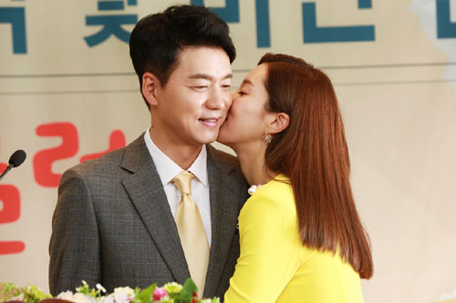 '다시, 첫사랑' 김승수-왕빛나, 대표이사 취임식에서 과감한 키스!