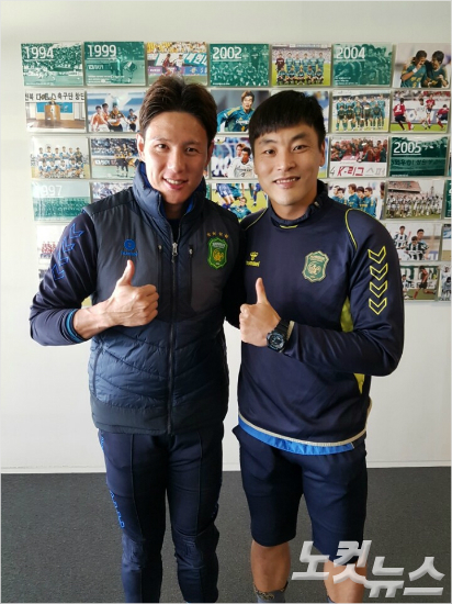 정강이수술로클럽월드컵에불참하는전북골키퍼권순태(오른쪽)는묵묵히자신의그림자역할을했던홍정남이세계적인클럽을상대로좋은활약을해줄것이라고기대감을감추지않았다.오해원기자ohwwho@cbs.co,kr