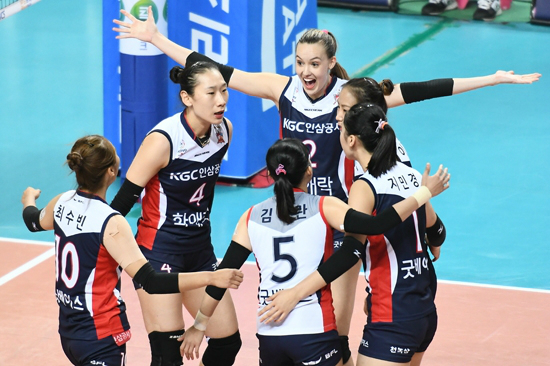 2년연속최하위에머물었던KGC인삼공사가뛰어난조직력으로2라운드에서반전을만들어냈다.(사진=한국배구연맹제공)
