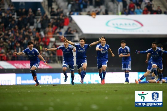 양팀총20명이참가한승부차기끝에FA컵우승을차지한수원삼성.(사진=대한축구연맹제공)