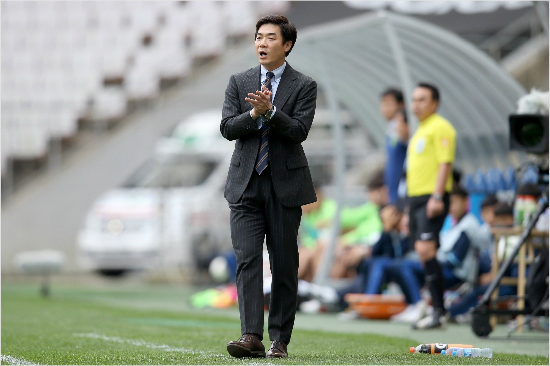 일본J리그세레소오사카지휘봉을잡는윤정환감독.(사진=울산현대제공)