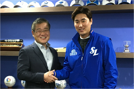 LG에서FA로풀려삼성과4년65억원에계약한우규민(오른쪽)이5일김동환구단대표이사와악수하는모습.(자료사진=삼성)