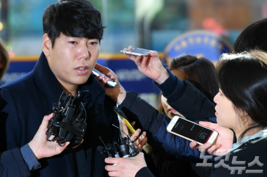 음주운전을물의를빚은미국메이저리거강정호(29.피츠버그파이어리츠)가6일오후서울강남경찰서에출석하고있다.(사진=이한형기자)