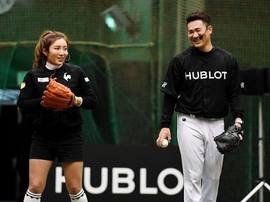양키스의다나카마사히로투수(오른쪽)와함께자선행사에참석한이보미.사진=이보미인스타그램