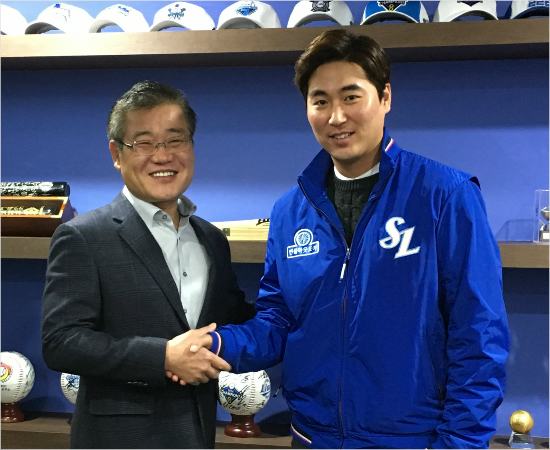 '7년만의투수영입이야'LG에서FA로풀린사이드암우규민(오른쪽)이5일삼성과4년65억원계약을맺은뒤김동환삼성구단대표와악수를하는모습.(자료사진=삼성)