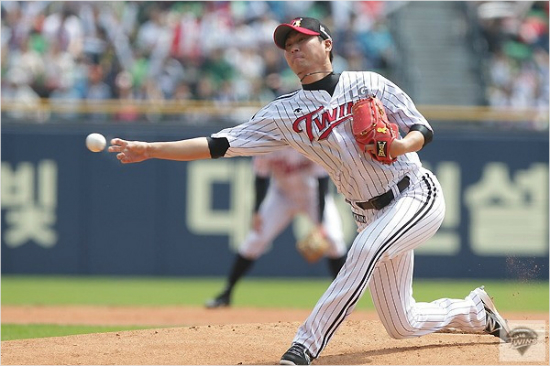 우규민은가장큰구장인잠실을떠나내년부터는규모가작은라이온즈파크를홈으로쓰게된다.과연땅볼피처의진가가발휘될지관심이다.(자료사진=LG)