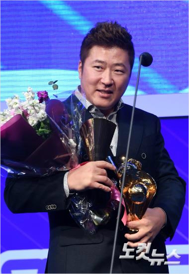 '2016타이어뱅크KBO리그'시상식에서최형우가타격3관왕트로피를들고소감을밝히는모습.(자료사진=이한형기자)