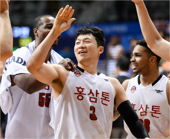 '희종이형,아무걱정하지말아요'인삼공사이정현(가운데)이7일오리온과원정에서종료직전버저비터위닝샷으로승리를이끈뒤동료들과하이파이브를하며기뻐하는모습.(고양=KBL)