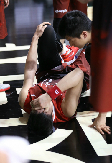 지난3일삼성과홈경기에서인삼공사주장양희종이왼발목을접질려고통스러워하는모습.(자료사진=KBL)